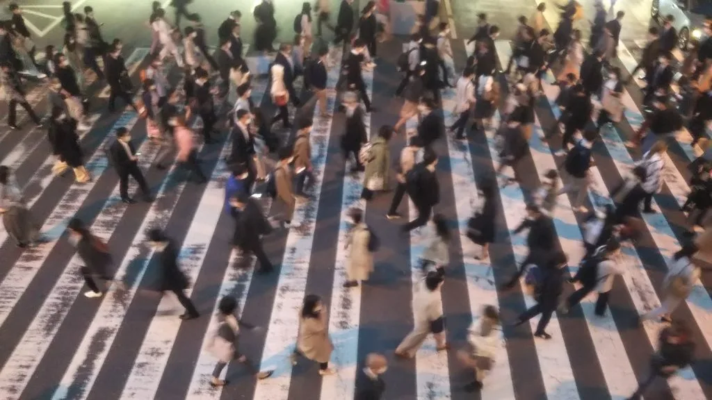 大阪・梅田　歩道橋　夕暮れ-1-1024x576.webp