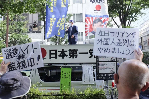 抗議する市民ら.webp