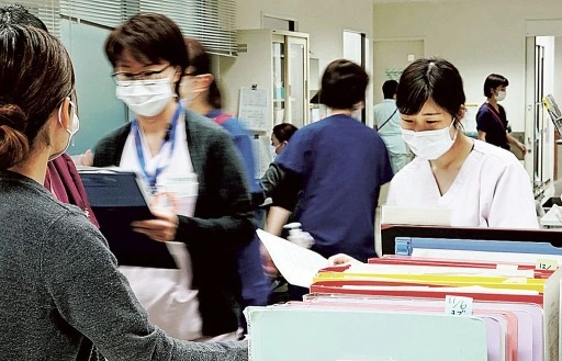 拡大を続ける新型コロナウイルス。先が見えない中、医療従事者は対応に追われる＝１６日、静岡市立静岡病院.webp