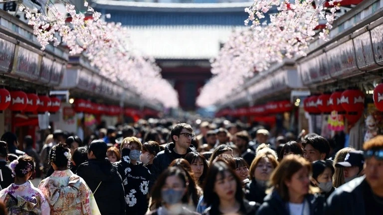 001rtrmadp-3-russia-japan-tourism.webp
