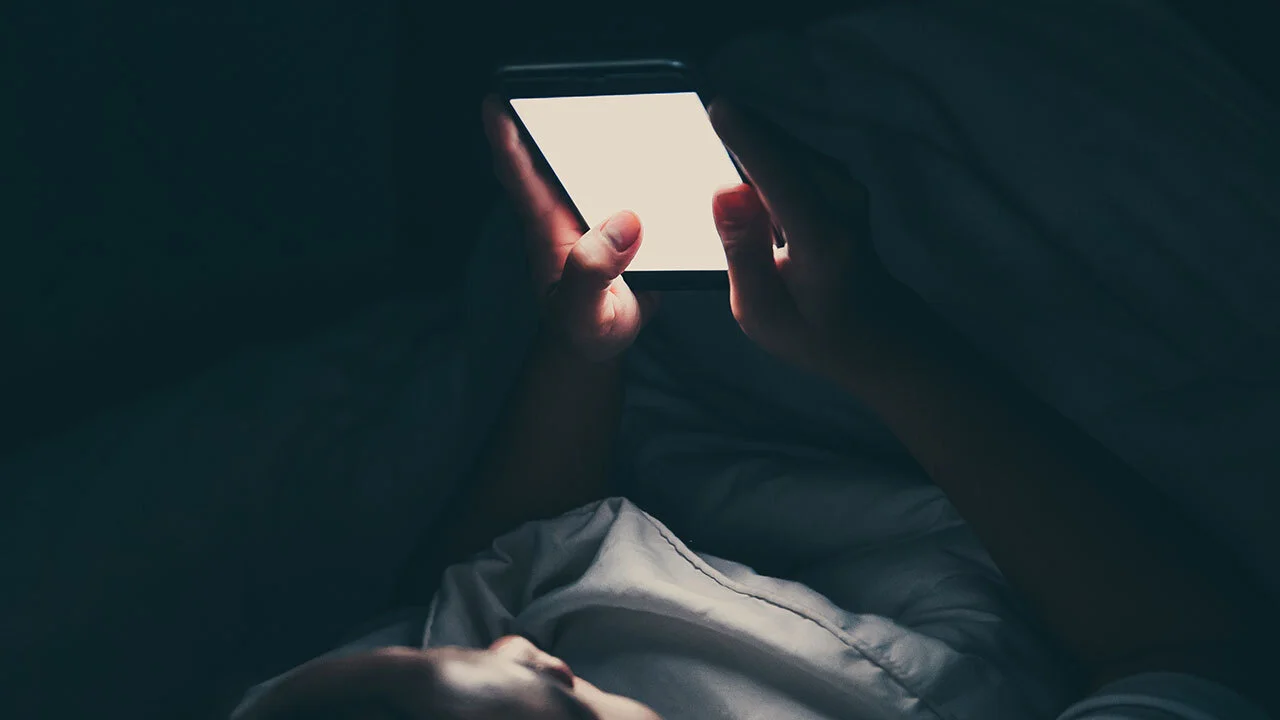 Xem chi tiết chủ đề: Liệu việc sử dụng điện thoại thông minh 5 tiếng có làm tăng đáng kể nguy cơ kích ứng da không ? 80% những người ngủ ít hơn 6 tiếng bị "lão hóa da"