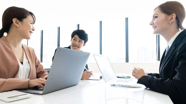 Thumbnail của bài viết: Nhật Bản : 70% công ty báo cáo "Không hiểu rõ về tình trạng cư trú" . Rào cản ngôn ngữ và các vấn đề triển khai hệ thống.