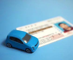 Thumbnail bài viết: Nhật Bản cần phải nghiêm túc hơn với vấn đề này ! Các biện pháp ở nước ngoài nhằm giải quyết vấn đề cấp giấy phép lái xe cho người cao tuổi.