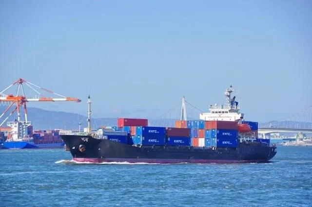 Thumbnail bài viết: Nhật Bản : 18,3% công ty đã mở rộng ra nước ngoài , giảm so với mức trước Corona. Thuế quan của Mỹ gây thêm lo ngại.