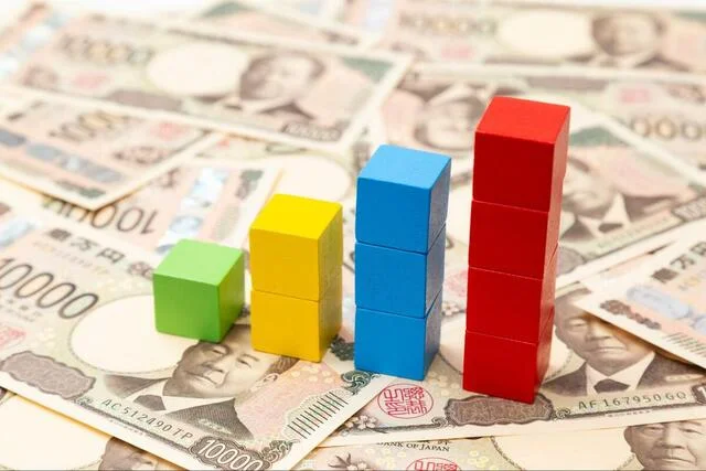 Thumbnail bài viết: Ngay cả khi thu nhập hàng năm tăng, "tiền lương thực lĩnh" vẫn không tăng. So sánh "Thu nhập Hàng năm" và "Tỷ lệ Gánh nặng Quốc gia" trong 10 năm qua.