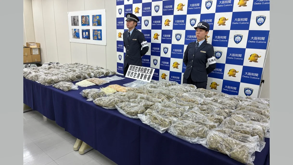 Xem chi tiết chủ đề: "Vụ thu giữ lớn nhất kể từ khi Sân bay Kansai mở cửa". Hai phụ nữ Việt Nam bị bắt và truy tố vì mang hơn 30 kg cần sa vào Nhật Bản trong vali.