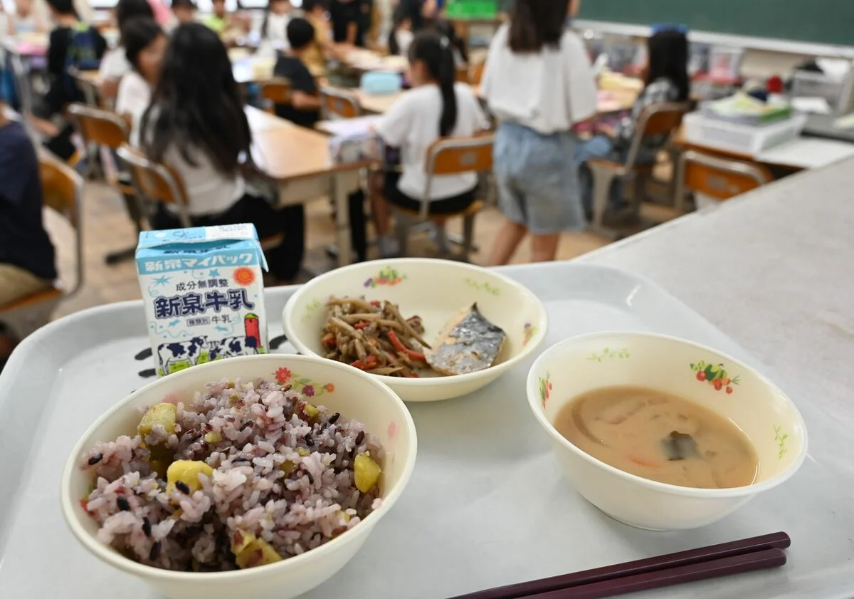 Xem chi tiết chủ đề: "Giá gạo đã tăng 1,7 lần." . Bữa trưa miễn phí ở trường học tác động trực tiếp đến tài chính chính quyền địa phương.