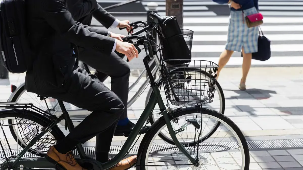 Thumbnail bài viết: Hệ thống "Giấy phạt xanh" sẽ được áp dụng cho xe đạp bắt đầu từ tháng 4 . Mức phạt cho việc sử dụng điện thoại thông minh khi lái xe sẽ là 12.000 yên.