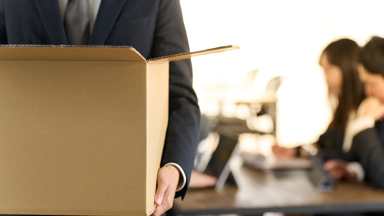 Thumbnail bài viết: Liệu "sự an toàn khi làm việc tại một công ty lớn" có phải là ảo tưởng ? Ba công ty cắt giảm 1.000 nhân viên trong năm 2025.