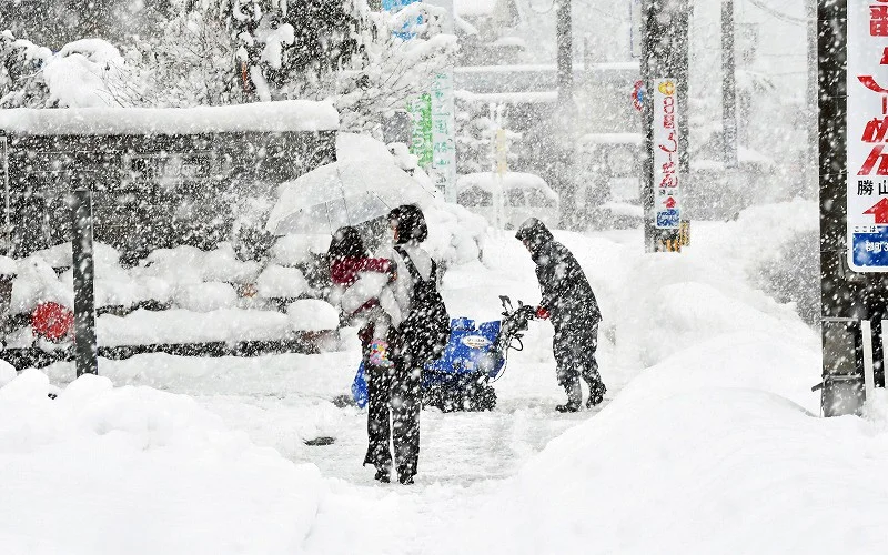 Thumbnail bài viết: Cảnh giác với hiện tượng tuyết rơi dày kéo dài dọc bờ biển Nhật Bản từ ngày 21 đến ngày 25. Chuẩn bị sớm cho tình trạng đường ống nước bị đóng băng.