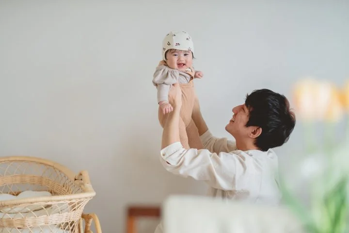 Thumbnail bài viết: Liệu nam giới có khó khăn hơn trong việc làm việc linh hoạt? 60% cân nhắc bỏ việc vì lo ngại về việc cân bằng giữa công việc và chăm sóc con cái.