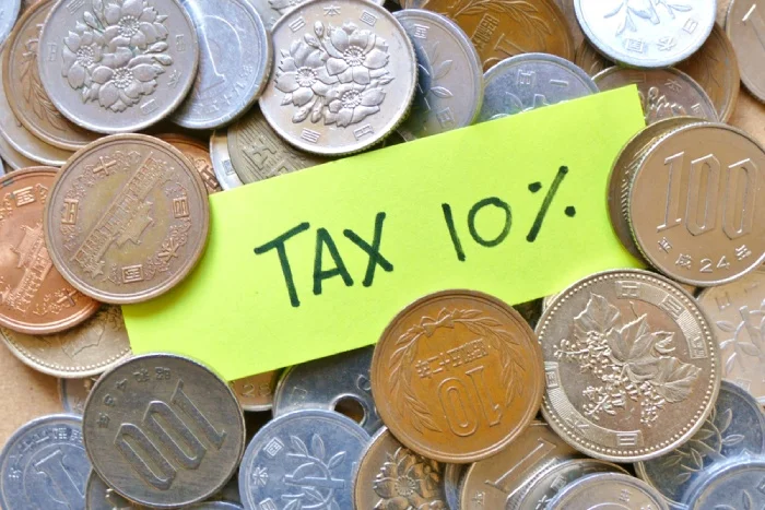 Thumbnail bài viết: Mức thu thuế tiêu dùng ước tính khoảng 24,9 nghìn tỷ yên, khoảng 30% thu nhập toàn dân. Dùng cho an sinh xã hội," nhưng vẫn còn thiếu hụt 10 nghìn tỷ.