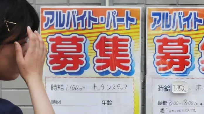 Thumbnail bài viết: Tiền lương theo giờ của lao động bán thời gian và lao động thời vụ đạt mức cao kỷ lục, trong khi tiền lương thực tế giảm năm thứ tư liên tiếp.