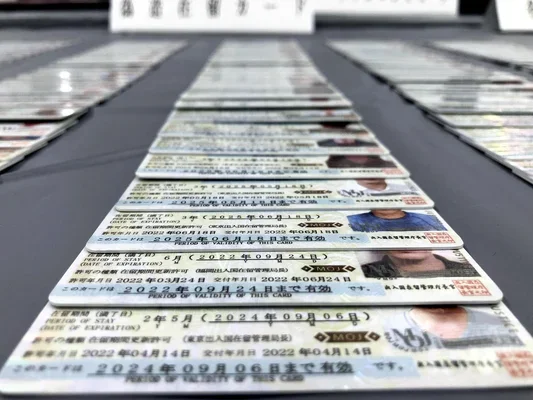 Xem chi tiết chủ đề: Aichi : Bắt giữ người đàn ông Trung Quốc vì làm giả thẻ cư trú cho người nước ngoài , tìm thấy dữ liệu giả mạo của khoảng 200 người.