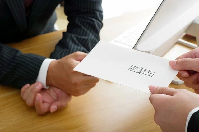 Thumbnail bài viết: Nhật Bản : Tỷ lệ nghỉ việc của sinh viên mới tốt nghiệp: 33,8% . Cuộc tranh luận sôi nổi về câu nói "Một khi đã nghỉ việc, họ sẽ tiếp tục nghỉ việc".