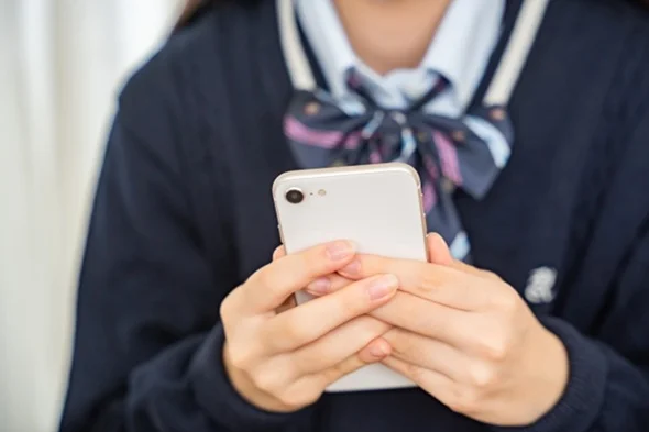 Thumbnail bài viết: 67% thế hệ Z muốn giảm thời gian sử dụng mạng xã hội. Thực trạng "mệt mỏi vì điện thoại thông minh" đang lan rộng.