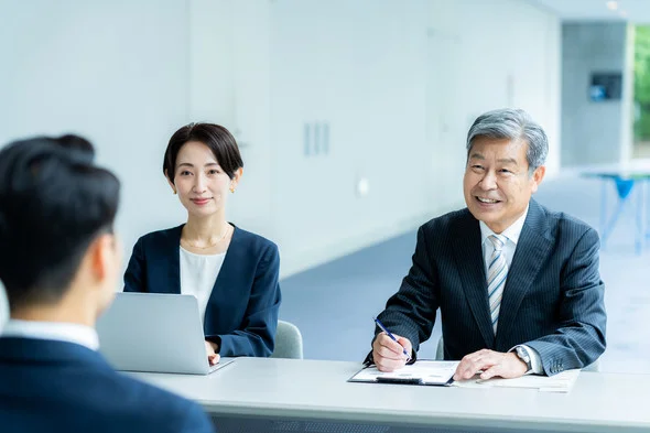 Thumbnail bài viết: Lý do hàng đầu khiến nhân viên toàn thời gian thay đổi công việc là "lương thấp". Thu nhập trung bình hàng năm sau khi thay đổi công việc là ?