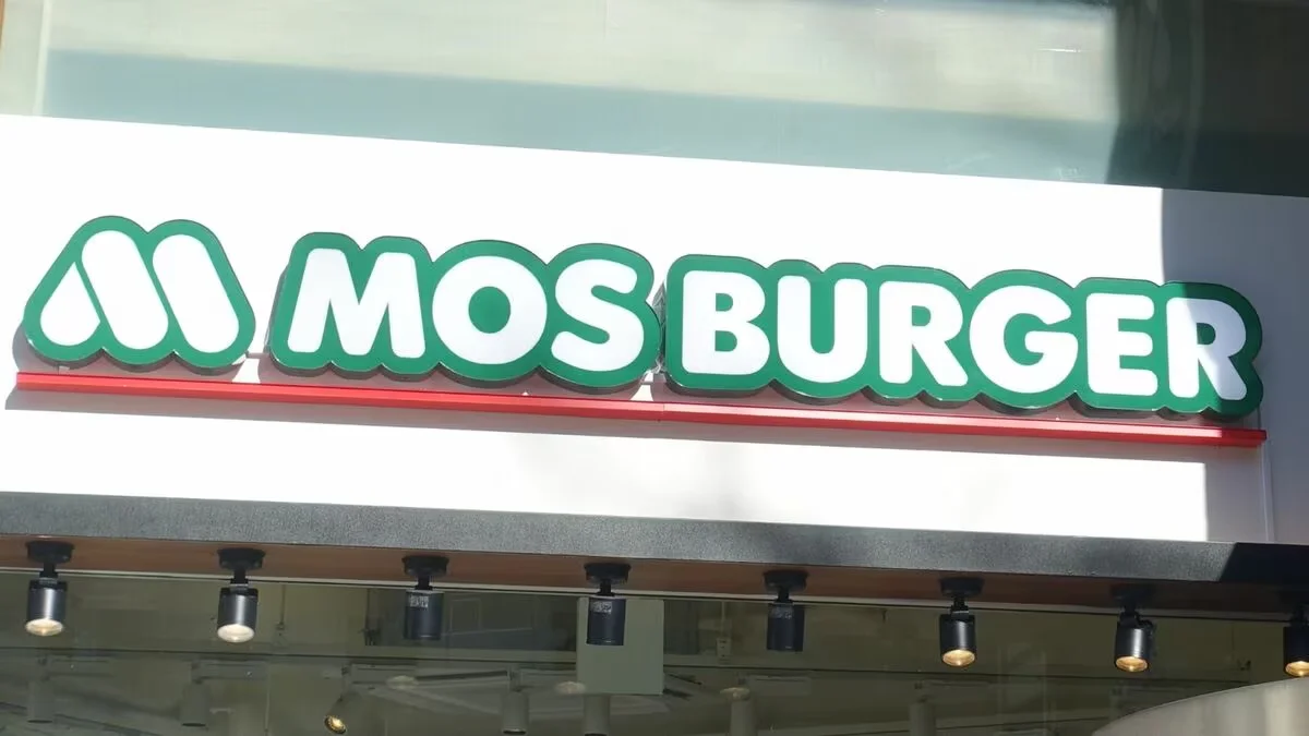 Thumbnail bài viết: “Họ nên ưu tiên tuyển dụng người Nhật trước”. Bản chất thực sự của sự phản đối đối với việc Mos Burger “đào tạo quản lý người Việt”.