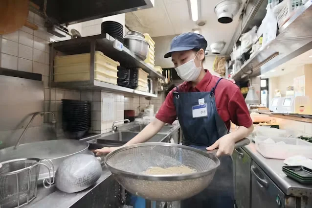 Thumbnail bài viết: Nhật Bản : Tạm dừng tiếp nhận lao động kỹ năng đặc định ngành nhà hàng từ ngày 13 tháng 4 . Dự kiến đạt giới hạn vào tháng 5.