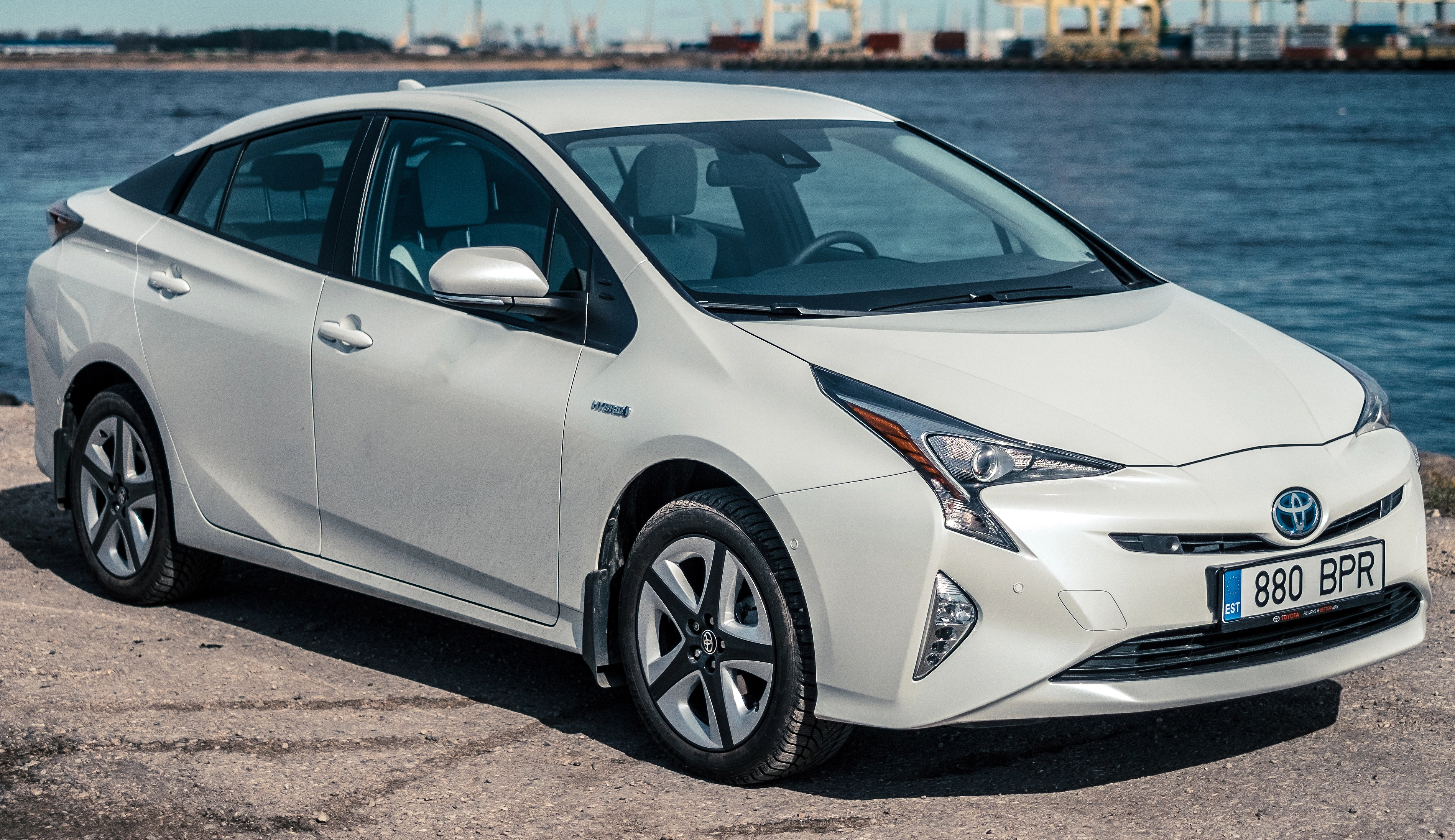 2016_Toyota_Prius_(ZVW50L)_Hybrid_liftback_(2016-04-02)_01.jpg