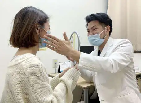 Thumbnail của bài viết: "Phẫu thuật thẩm mỹ trong Corona" đang gia tăng. Bối cảnh làm việc ở nhà không gặp mọi người, che giấu bằng khẩu trang.
