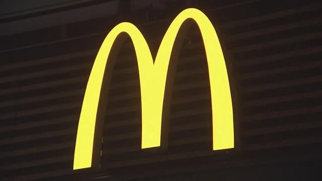 Thumbnail của bài viết: McDonald : Chuyển sang ống hút "làm bằng giấy" , dụng cụ ăn uống sang chất liệu bằng gỗ.