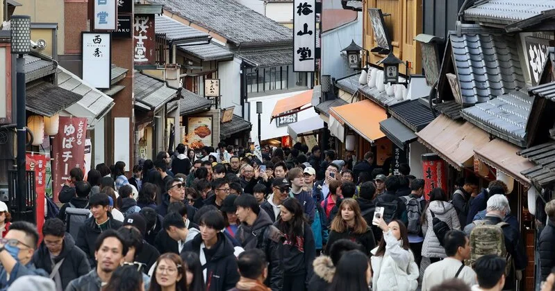 Xem chi tiết chủ đề: Thuế lưu trú "10.000 yên" của Thành phố Kyoto hoàn toàn sai lầm. Những biện pháp đơn giản nào để ngăn chặn "ô nhiễm du lịch" từ du khách nước ngoài ?