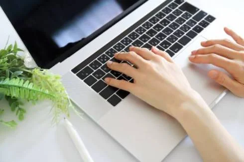 Thumbnail bài viết: 20% sử dụng AI hàng ngày. Cách sử dụng AI hữu ích nhất là gì?