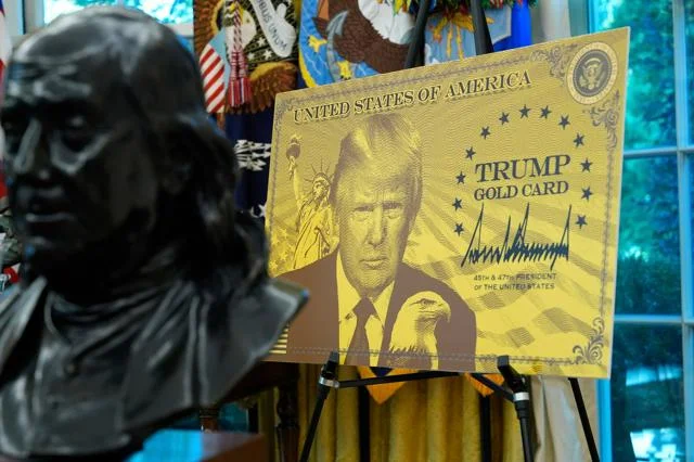 Thumbnail bài viết: Mỹ : Chính quyền Trump cung cấp "Thẻ Vàng" . Hạn chế nhập cư, cấp thường trú nhân cho những người nộp 1 triệu đô la