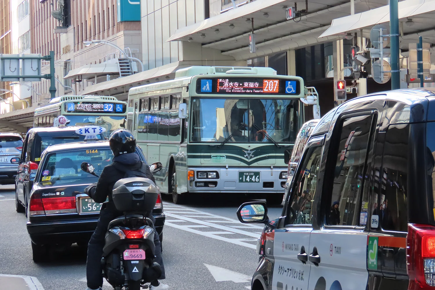 Thumbnail bài viết: Kyoto : Thực trạng khắc nghiệt của các tuyến xe buýt địa phương thua lỗ mặc dù lượng khách du lịch nước ngoài đông đúc và đường phố chật chội.