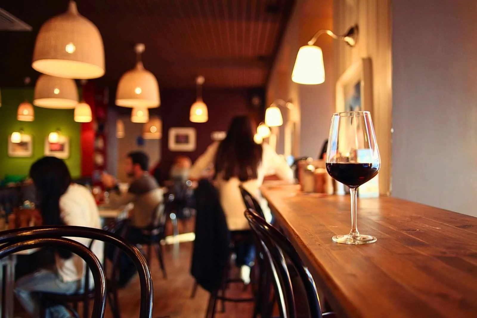 Thumbnail bài viết: Nhật Bản : Lựong khách ăn ngoài một mình tăng gấp mười lần trong 6 năm. Các nhà hàng cải tạo với khu vực chỗ ngồi quầy bar riêng biệt.