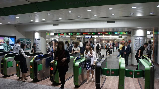 640px-JR_Yokohama_Station_Central_North_Gates.webp