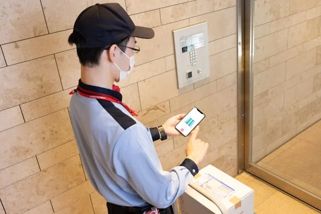 Xem chi tiết chủ đề: Báo cáo về "Hỗ trợ Giao hàng" của Bộ Đất đai, Cơ sở hạ tầng, Giao thông và Du lịch gây tranh cãi. Tài xế giao hàng có thể mở khóa cửa tự động khóa ?