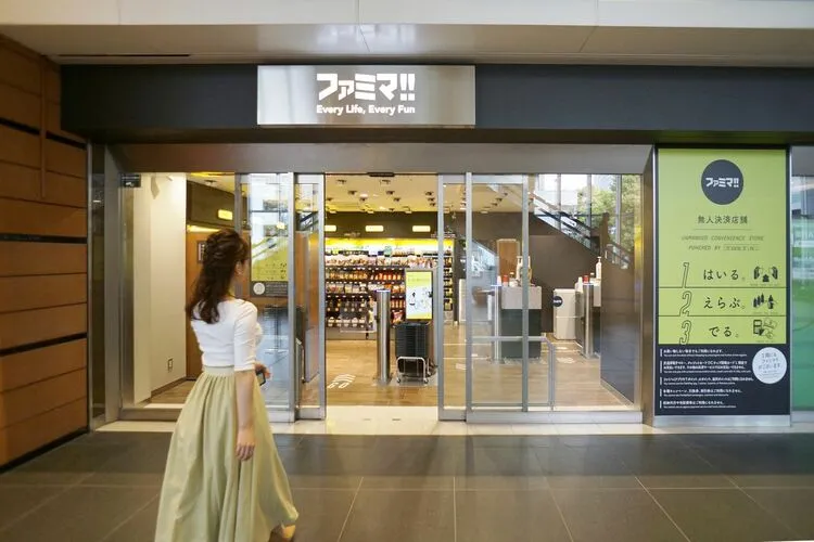 Thumbnail bài viết: Tại sao FamilyMart lại bán "quần áo" ? Một "chiến lược lối sống" nổi bật trong cuộc chiến cửa hàng tiện lợi.