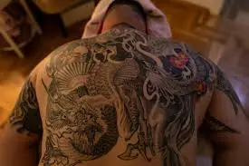 Thumbnail của bài viết: Sự thịnh hành trong việc xăm hình hiện nay, “Yakuza sẽ xăm loại hình xăm nào?" (Giải thích bởi một lãnh đạo băng đảng xã hội đen)