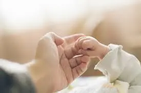 Thumbnail của bài viết: Khảo sát của Bộ Y tế, Lao động và Phúc lợi Nhật Bản. Có phải Corona đang đẩy nhanh tỷ lệ sinh giảm?
