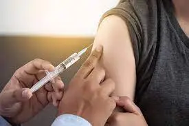 Thumbnail của bài viết: Việc tiêm chủng có ảnh hưởng đến việc mang thai và nội tiết tố nữ không? Sự thật của những tin đồn về phản ứng phụ