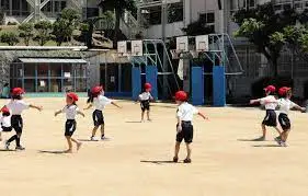 Thumbnail của bài viết: Nên làm gì với khẩu trang trong giờ học thể dục? Trẻ em có nguy cơ bị say nắng do "sợ lây nhiễm corona"