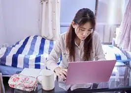 Thumbnail của bài viết: "Đi làm với thu nhập hàng tháng 250.000 yên" và "Làm việc từ xa với thu nhập hàng tháng là 180.000 yên", 85% sinh viên đã chọn gì?