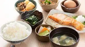Thumbnail của bài viết: Bữa ăn của người Nhật: hơn 40% cơm, 18% bánh mì, 14% là mì. Khảo sát của Bộ Nông nghiệp, Lâm nghiệp và Thủy sản về chế độ ăn uống.