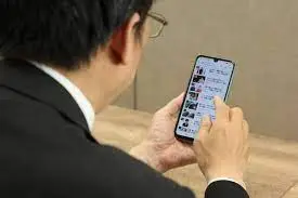Thumbnail của bài viết: Sự gia tăng người trung niên và lớn tuổi không ngừng sử dụng điện thoại thông minh, nguy cơ mắc "chứng suy giảm trí nhớ do điện thoại thông minh"