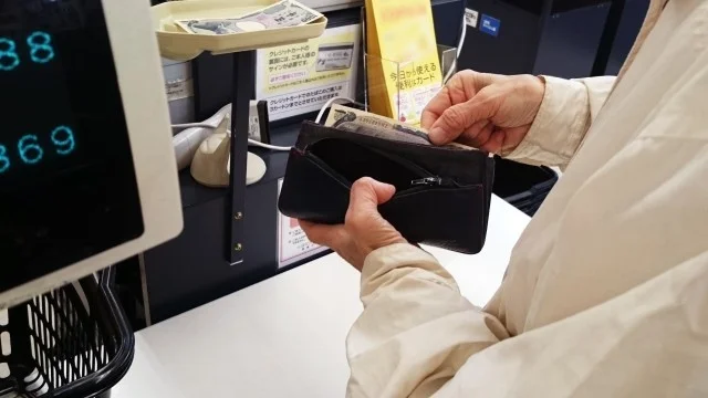 Xem chi tiết chủ đề: 70% nhân viên cửa hàng cảm thấy "căng thẳng" lúc gặp khách hàng đeo tai nghe khi tính tiền.
