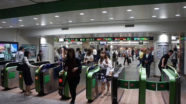 640px-JR_Yokohama_Station_Central_North_Gates.jpg