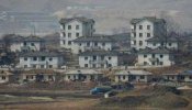 Nhá»¯ng ngÃ´i nhÃ  gáº§n lÃ ng Ä‘Ã¬nh chiáº¿n Panmunjom (áº£nh Reuters).jpg