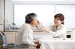 Nhật Bản : Cứ 4 người chăm sóc tại nhà thì có 1 người là người cao tuổi. Bối cảnh do thiếu hụt lao động trong ngành chăm sóc điều dưỡng.