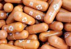 Thuốc uống điều trị corona được Vương quốc Anh phê duyệt lần đầu tiên trên thế giới. Giảm một nửa nguy cơ nhập viện trong các thử nghiệm lâm sàng