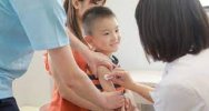 Có nên tiêm chủng cho trẻ hay không ? Nỗi lo lắng của các bậc cha mẹ lan rộng .