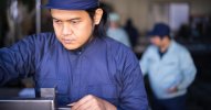 Những lý do vì sao nên ưu tiên cải thiện cách đối xử với người Nhật hơn là mở rộng việc tiếp nhận lao động nước ngoài.