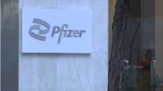Vắc xin Pfizer, có tác dụng với chủng Omicron với ba lần tiêm chủng.