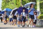 Nhật Bản : Đeo khẩu trang ngoài trời về nguyên tắc là không cần thiết, Hiệp hội Y tế Nhật Bản kêu gọi người dân phòng chống đột quỵ do sốc nhiệt.